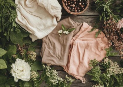 Couture Écologique : Comment Teindre vos Vêtements Naturellement pour Préserver nos Ressources en Eau